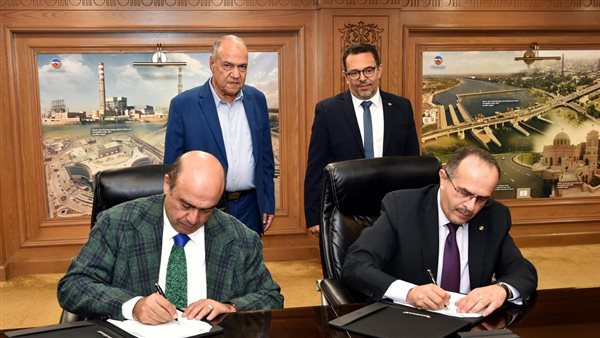 جانب من توقيع العقود