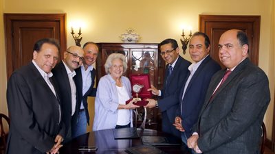 نقيب الصحفيين يسلم زوجة هيكل درع النقابة.. وتيمور: أوصى بأن تساعد مؤسسته في دعم المهنة