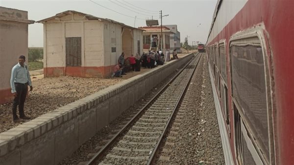 وصول قطار لنقل ركاب