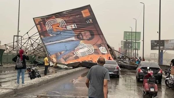 سقوط لوحات الاعلانات