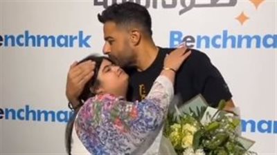 محمد حماقي لطفلة مصابة بمتلازمة داون في جدة: طول الحفلة بغنيلك إنتي بس