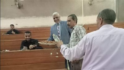 أثار إعجاب المواطنين.. عميد كلية أصول الدين بأسيوط يوزع التمور والمياه المعدنية على الطلاب في اللجان