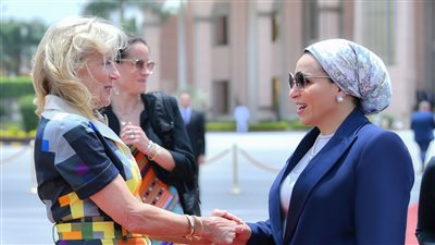 انتصار السيسي تودع جيل بايدن بعد انتهاء زيارتها لمصر
