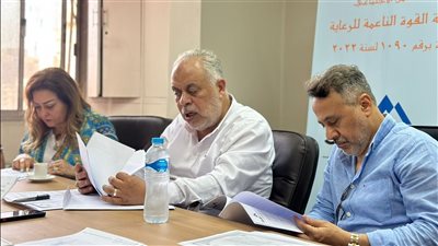 أشرف زكي يناقش استعدادات تشغيل دار مسنين كبار الفنانين في أكتوبر 
