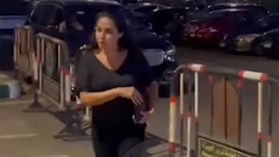 المخرجة مريم أحمدي تتلقى عزاء والدها بمسجد الشرطة.. ونسرين أمين وكندة علوش أول الحضور | بث مباشر