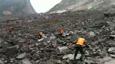 مصرع 14 شخصا وإصابة 5 آخرين في انهيار أرضي بالصين