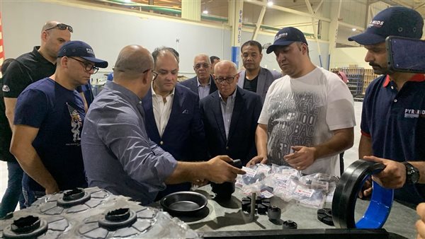 وزير الصناعة يتفقد