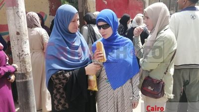 نبع تستمد منه القوة والحياة.. سيدة تساعد ابنتها الكفيفة قبل امتحانات الثانوية الأزهرية 