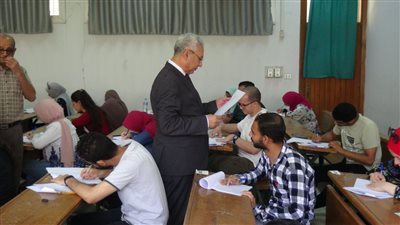 رئيس جامعة المنيا يتابع سير أعمال الامتحانات بثلاث كليات