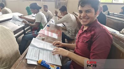 مش للأكل بس.. أستاذ جامعي يوزع حلوى على الطلاب أثناء الامتحان بقنا: هدفي قياس إبداعهم