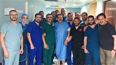 رفقة الطاقم الطبي ومحمد رياض.. أول ظهور لـ طارق عبد العزيز بعد خضوعه لعملية بالقلب