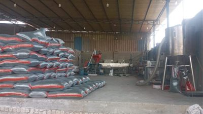 ضبط 4 مصانع مخالفة بحملة تموينية بالخانكة 