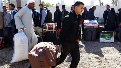 بعد قرار ترحيلهم.. السلطات المصرية تعيد 2000 مواطن مصري إلى ليبيا | بث مباشر
