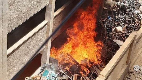 اندلاع حريق بمخازن