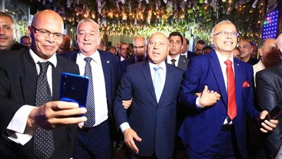 وزيرا النقل والعمل وقيادات السكك الحديدية في حفل زفاف ابن رئيس النقابة العامة للعاملين بالمترو