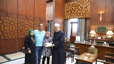 في لفتة إنسانية.. الإمام الأكبر يكرم طالبة من ذوي الهمم لحفظها القرآن الكريم