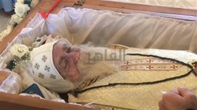 بدء قداس الجنازة على جثمان الراهب المتوحد القمص بيشوي بدير الأنبا بولا| صور