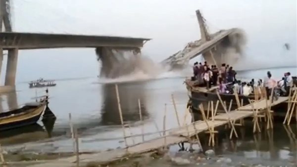 لحظة انهيار الجسر