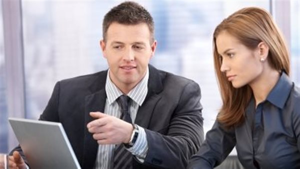 عمل زميل وزميلة داخل