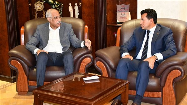 وزير الرياضة يجتمع