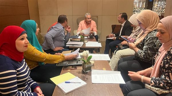 وزير العمل مع فريق