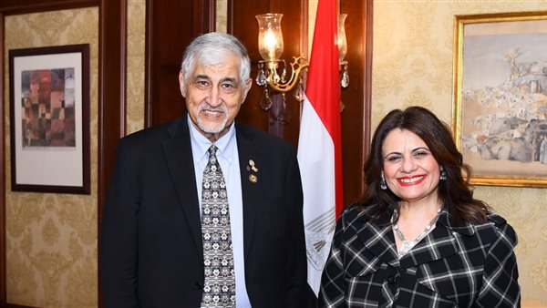 وزيرة الهجرة مع خبير