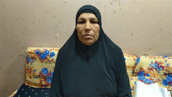 والدة العامل المصاب