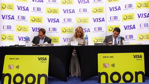 جانب من التوقيع