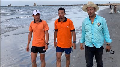 فتاة تحاول إنهاء حياتها بـ شاطئ بورسعيد وتقاوم المُنقذين: ملكوش دعوة بيا | صور وفيديو