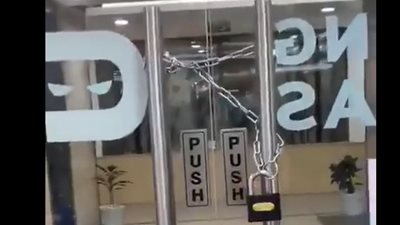لمنعهم من الخروج.. شركة هندية تغلق الباب بالسلاسل على موظفيها أثناء وقت العمل