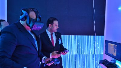 رئيس الرعاية الصحية ونظيره بالرقابة الصحية يجريان عملية بتقنية الواقع الافتراضي