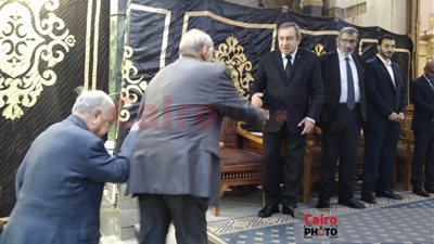 بحضور بعض الوزراء والشخصيات العامة.. الدكتور عصام شرف يتلقى عزاء شقيقته بمسجد عمر مكرم| بث مباشر 