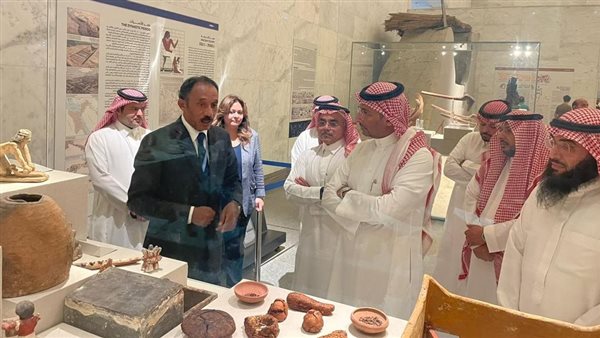 وفود رفيعة يزور المتحف