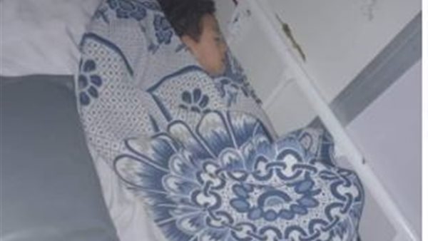 الطفل مينا المصاب