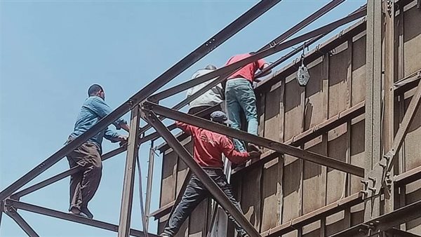 إزالة لافتة إعلانية