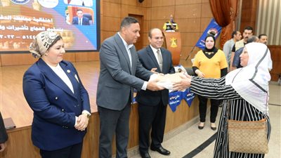 محافظ الدقهلية يسلّم 225 حاجًا تأشيرات وتذاكر الحج