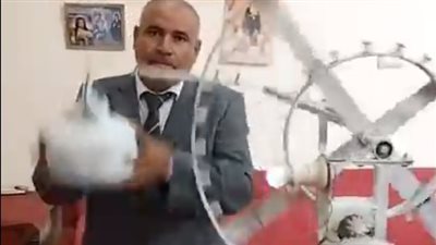 محطة كهرباء وتحلية مياه.. مخترع سوهاجي يبتكر جهازًا لـ توليد الطاقة من الأمواج | بث مباشر 