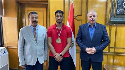 رئيس جامعة القناة يٌكرم أحمد خالد صاحب ذهبية إفريقيا في المصارعة الحرة بتونس 