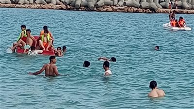 ارتفاع نسبة الإقبال على شواطئ الإسكندرية مع استقرار الأحوال الجوية