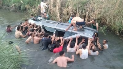 إصابة شخص إثر انقلاب سيارة بترعة بالقناطر الخيرية 