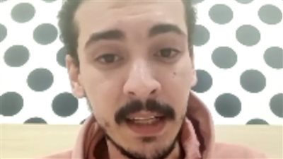 عاتبه لمعاكسة خطيبته.. الطالب المطعون على يد صديقه بروسيا: ضربني بسكينة مطبخ في الشارع | بث مباشر