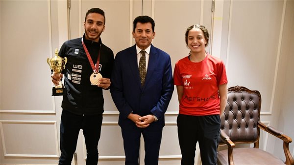 وزير الرياضة مع هنا