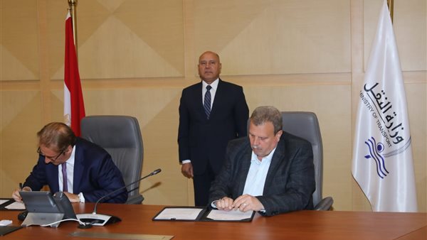 وزير النقل ومسؤولي