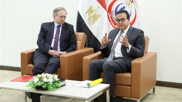 وزير الصحة وسفير