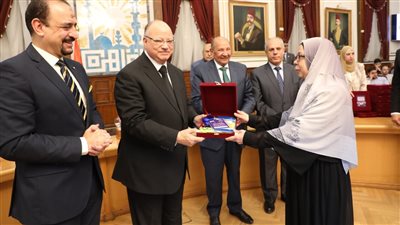 محافظ القاهرة يسلم التأشيرات لأول أفواج حجاج الجمعيات الأهلية