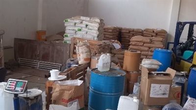 ضبط 27 طن منظفات ومستحضرات تجميل مجهولة داخل مخزن بالشرقية