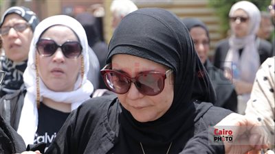 انهيار الفنانة منال عبد اللطيف أثناء تشييع جثمان والدتها بالسيدة نفيسة| بث مباشر 