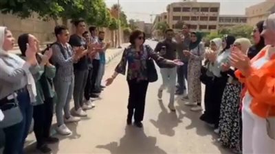 وفه التبجيلا.. طلاب آثار القاهرة ينظمون ممرًا شرفيًا لـ أستاذة جامعية تكريمًا لها | فيديو 