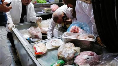 لاحتوائها على بكتيريا عنقودية.. إعدام أغذية وعصائر منتهية الصلاحية بالغربية