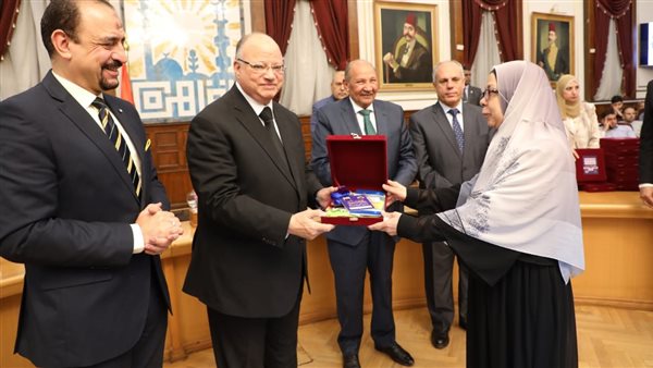 محافظ القاهرة يهدي